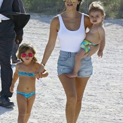Kourtney Kardashian y sus hijos Penelope y Reign paseando por una playa de Miami