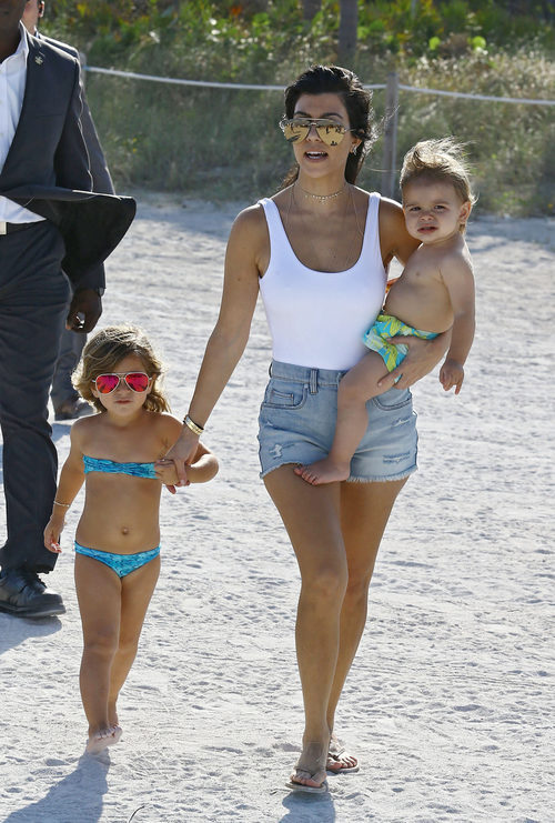 Kourtney Kardashian y sus hijos Penelope y Reign paseando por una playa de Miami