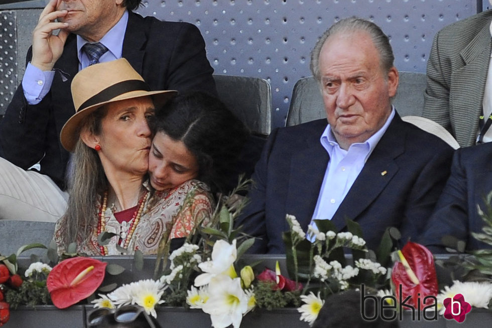 La Infanta Elena besa a Victoria de Marichalar junto al Rey Juan Carlos en el Madrid Open 2016