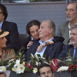 Victoria Federica besa al Rey Juan Carlos junto a la Infanta Elena en el Madrid Open 2016