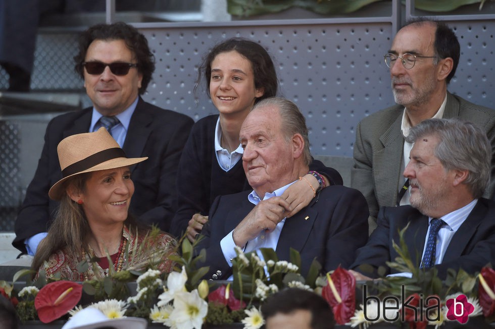 El Rey Juan Carlos, muy cariñoso con su nieta Victoria de Marichalar en el Madrid Open 2016