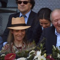 El Rey Juan Carlos, la Infanta Elena y Victoria de Marichalar ríen divertidos en el Madrid Open 2016