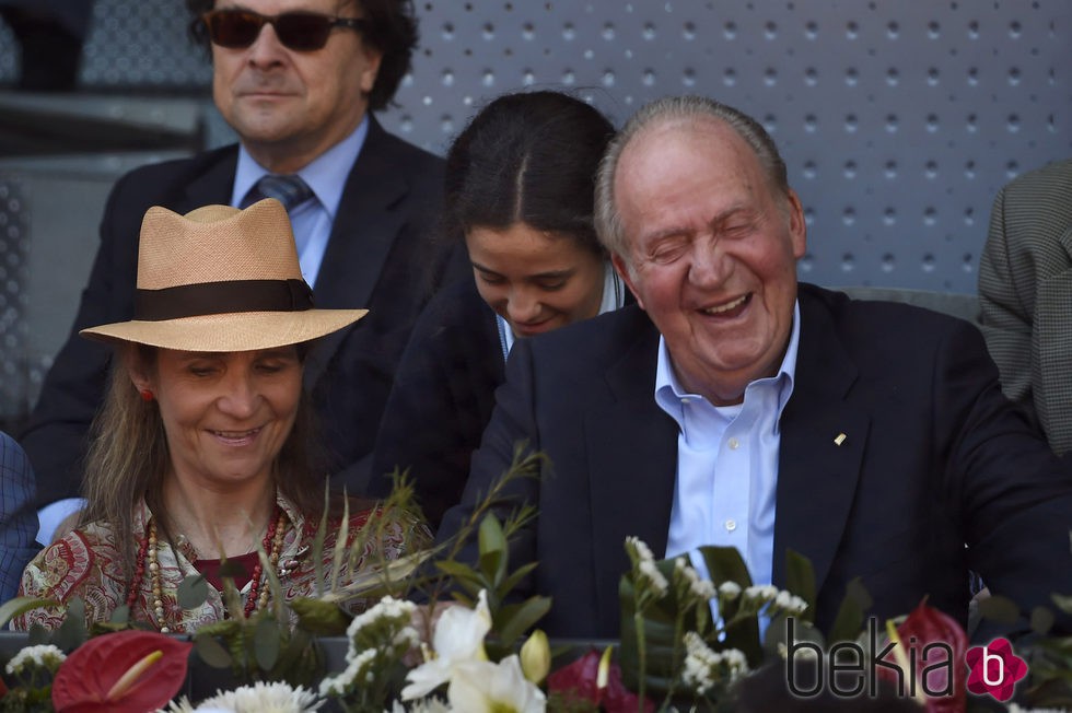 El Rey Juan Carlos, la Infanta Elena y Victoria de Marichalar ríen divertidos en el Madrid Open 2016