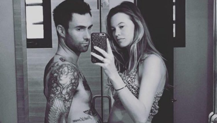 Adam Levine y Behati Prinsloo presumen de embarazo frente al espejo