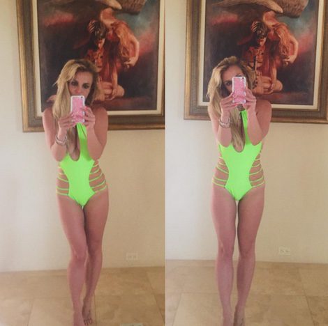Britney presume de monokini verde frente al espejo