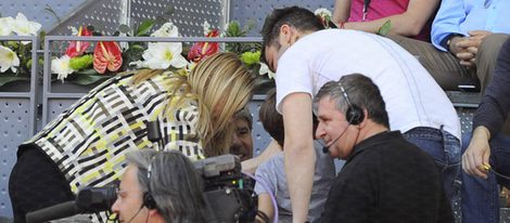 Cristina Cifuentes saludando a Fonsi Nieto y su hijo Lucas en el Madrid Open 2016