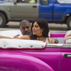 Kim y Kourtney Kardashian y Kanye West en un coche en Cuba