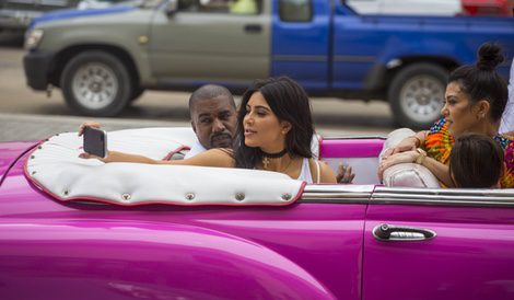 Kim y Kourtney Kardashian y Kanye West en un coche en Cuba