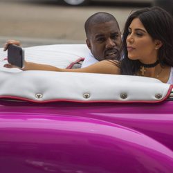 Kim Kardashian y Kanye West en un coche en Cuba
