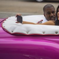Kim Kardashian y Kanye West en un coche en Cuba