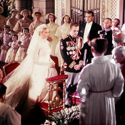 Rainiero de Mónaco y Grace Kelly en su boda en 1956