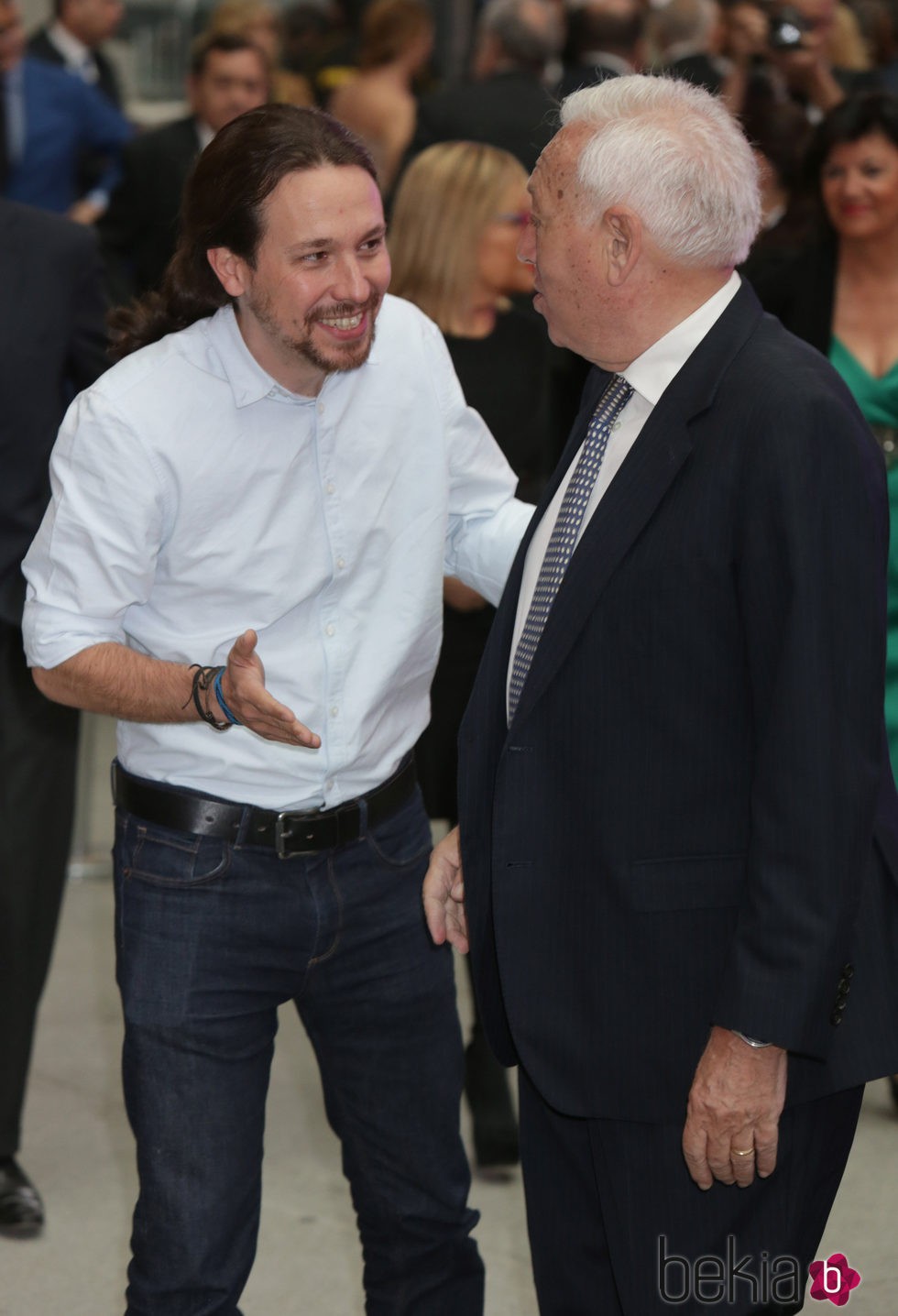 Pablo Iglesias saluda a Margallo en los Premios Ortega y Gasset 2016