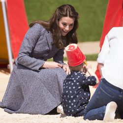 Kate Middleton juega con un niño en la inauguración de un parque infantl en Londres