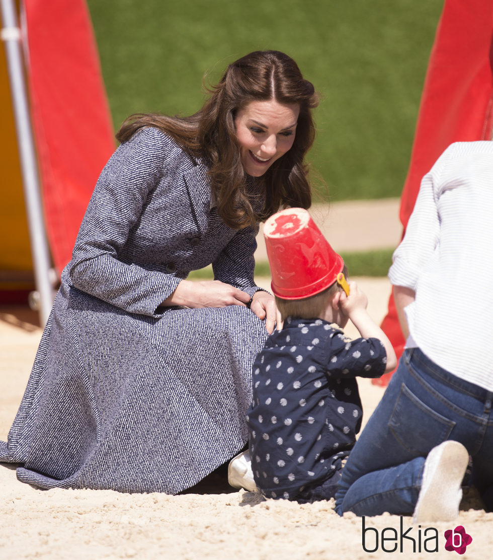 Kate Middleton juega con un niño en la inauguración de un parque infantl en Londres