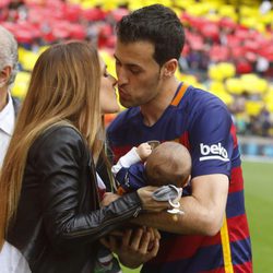 Sergio Busquets besando a su novia Elena Galera con su hijo Enzo en brazos en el Camp Nou