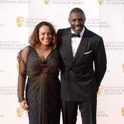 Idris Elba y Naiyana Garth en los Premios BAFTA TV 2016