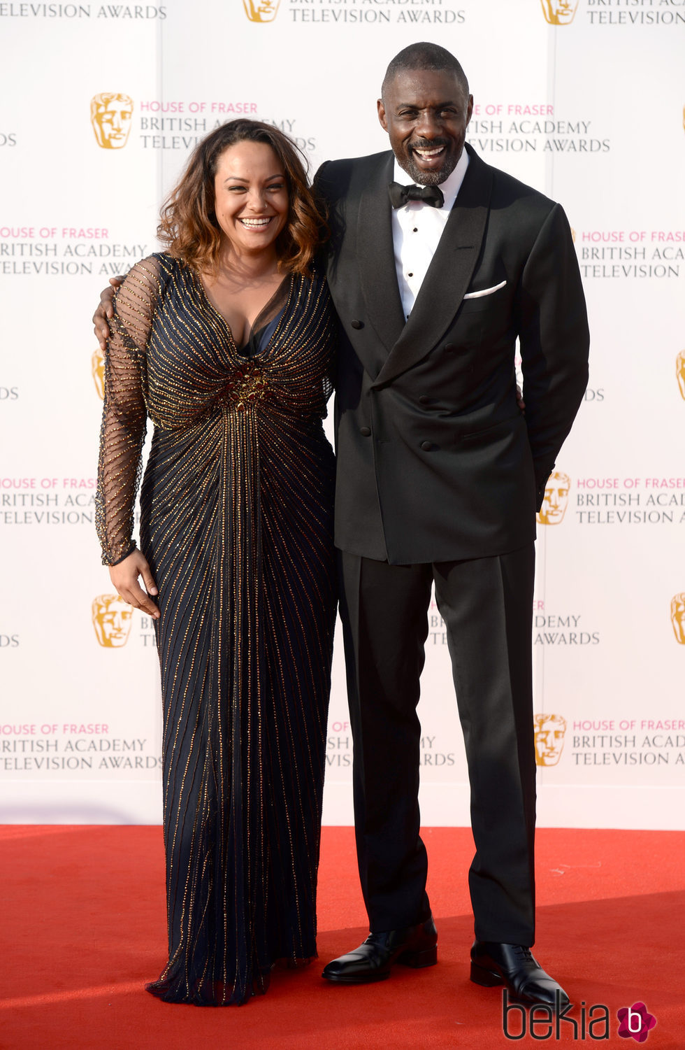 Idris Elba y Naiyana Garth en los Premios BAFTA TV 2016