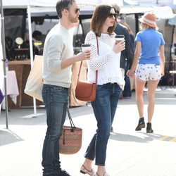 Anne Hathaway y Adam Shulman en un mercado en Los Ángeles
