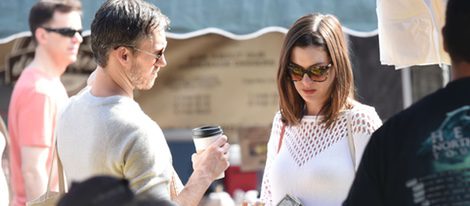 Anne Hathaway, con unos billetes, y Adam Shulman en un mercado de Los Ángeles