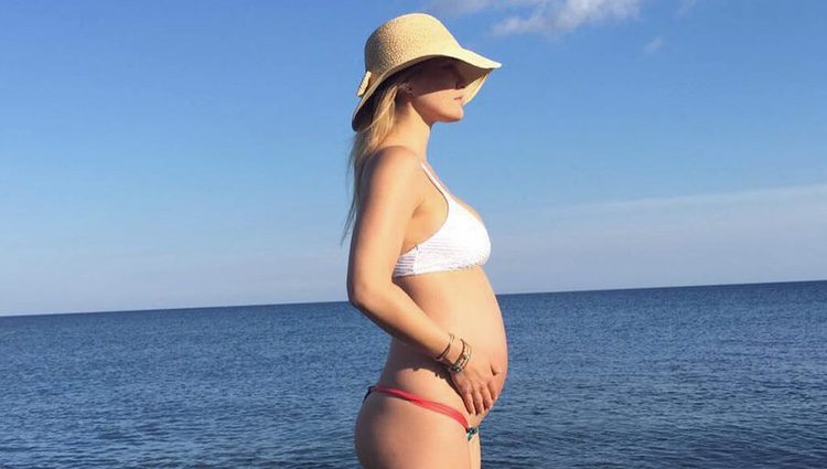 Bar Refaeli luciendo embarazo en la playa en bikini
