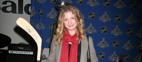 Emily VanCamp en un partido de hockey sobre hielo