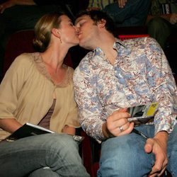 Emily VanCamp y Chris Pratt besándose