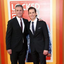 Matt Bomer y su marido Simon Halls en el estreno de 'Dos buenos tipos' en Hollywood