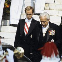 El Príncipe Rainiero con Carolina y Alberto de Mónaco en el funeral de Grace Kelly