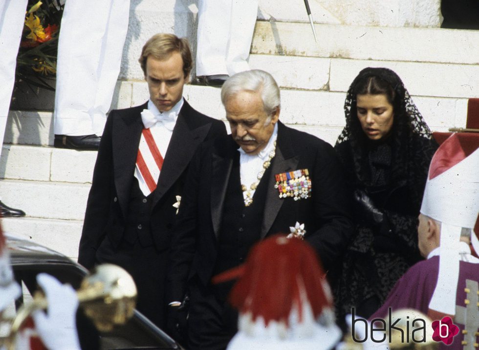 El Príncipe Rainiero con Carolina y Alberto de Mónaco en el funeral de Grace Kelly