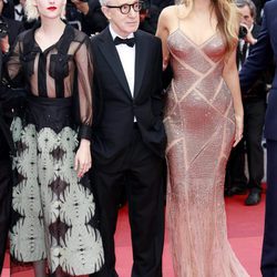 Woody Allen con Kristen Stewart y Blake Lively en la apertura del Festival de Cannes 2016