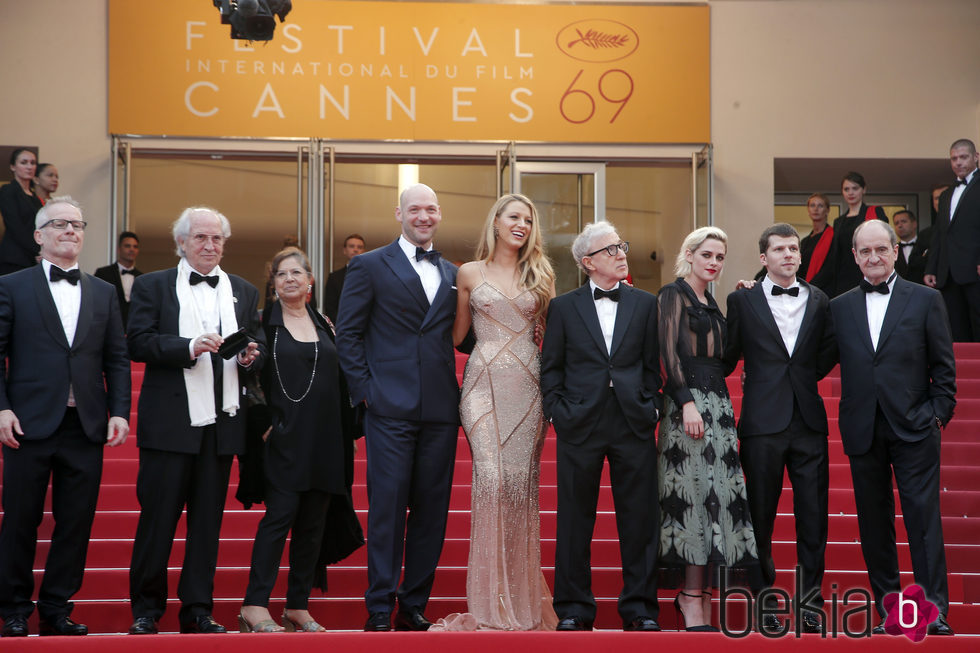 Woody Allen, Corey Stoll, Blake Lively, Kristen Stewart y Jesse Eisenberg en la apertura del Festival de Cannes 2016