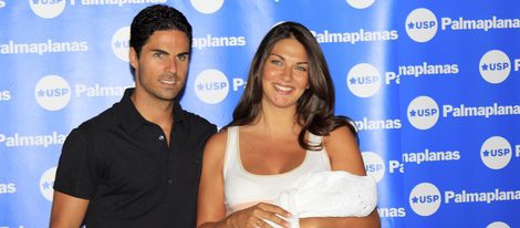 Lorena Bernal y Mikel Arteta presentando a su tercer hijo Daniel