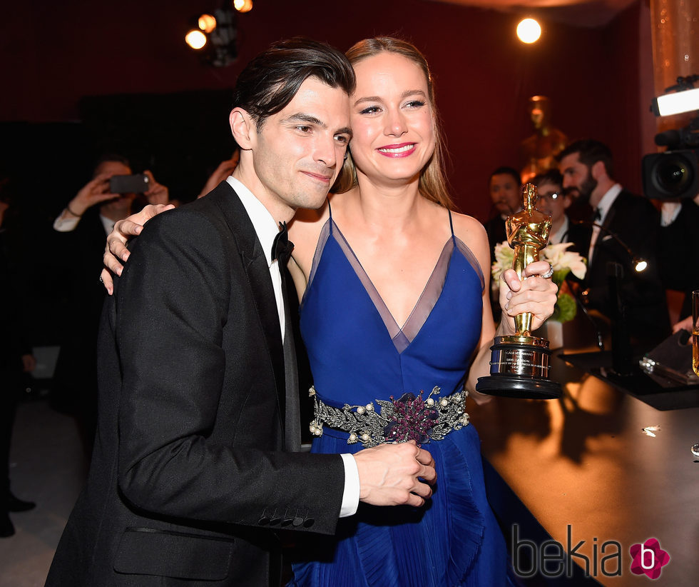 Alex Greenwald y Brie Larson en los Oscars 2016