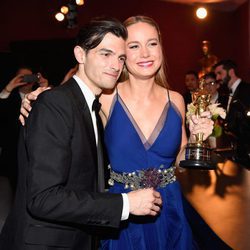 Alex Greenwald y Brie Larson en los Oscars 2016