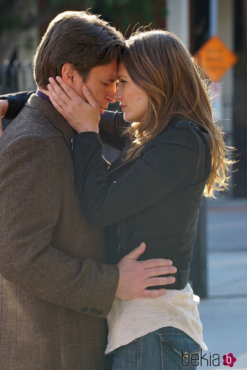 Stana Katic y Nathan Fillion a punto de besarse en la octava temporada de 'Castle'