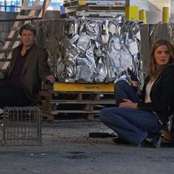 Stana Katic y Nathan Fillion en un tiroteo en la octava temporada de 'Castle'