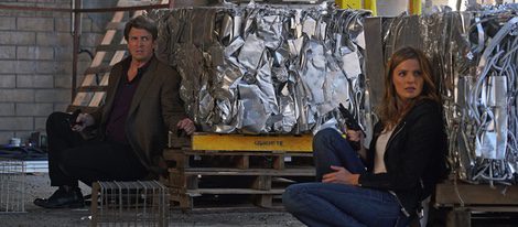 Stana Katic y Nathan Fillion en un tiroteo en la octava temporada de 'Castle'