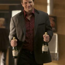 Nathan Fillion con dos botellas de champán en la octava temporada de 'Castle'