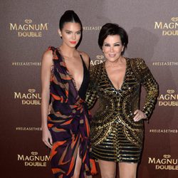 Kris Jenner y Kendall Jenner en una fiesta de Magnum en el Festival de Cannes 2016