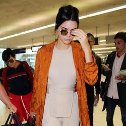 Kendall Jenner en el aeropuerto de Niza para acudir al Festival de Cannes 2016