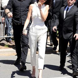 Kendall Jenner rodeada de gente de seguridad en el Festival de Cannes 2016