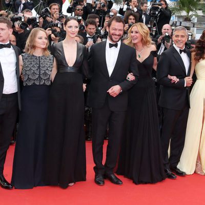 Jack O'Connell con Jodie Foster, Caitriona Balfe, Dominic West, Julia Roberts, George Clooney y Amal Alamuddin en el Festival de Cannes 2016