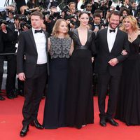 Jack O'Connell con Jodie Foster, Caitriona Balfe, Dominic West, Julia Roberts, George Clooney y Amal Alamuddin en el Festival de Cannes 2016