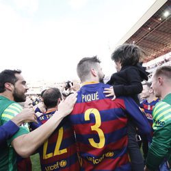 Gerard Piqué con su hijo Milan celebrando la victoria del Barça en Liga en Granada