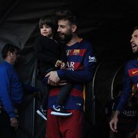 Gerard Piqué con su hijo Milan y Jordi Alba celebrando la victoria del Barça en Liga en Granada