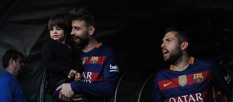 Gerard Piqué con su hijo Milan y Jordi Alba celebrando la victoria del Barça en Liga en Granada