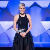 Jennifer Lawrence dando un discurso en los GLAAD Media Awards 2016