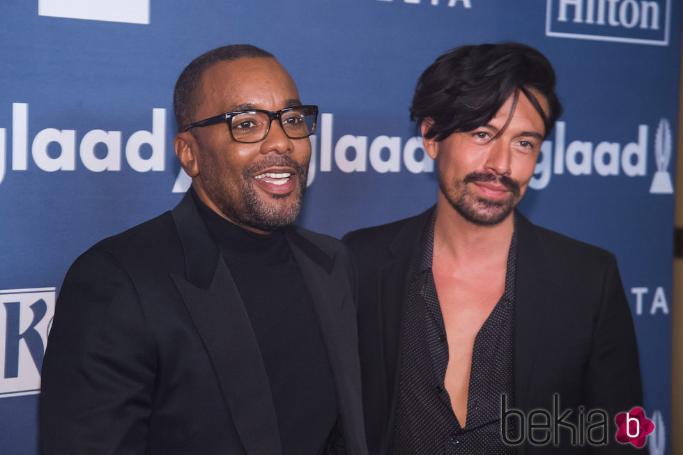 Lee Daniels y Jahil Fisher en GLAAD Media Awards 2016