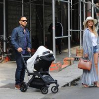 Los primeros paseos de John Legend y Chrissy Teigen con su hija Luna por Nueva York
