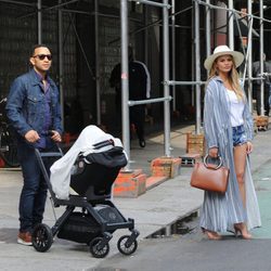 Los primeros paseos de John Legend y Chrissy Teigen con su hija Luna por Nueva York